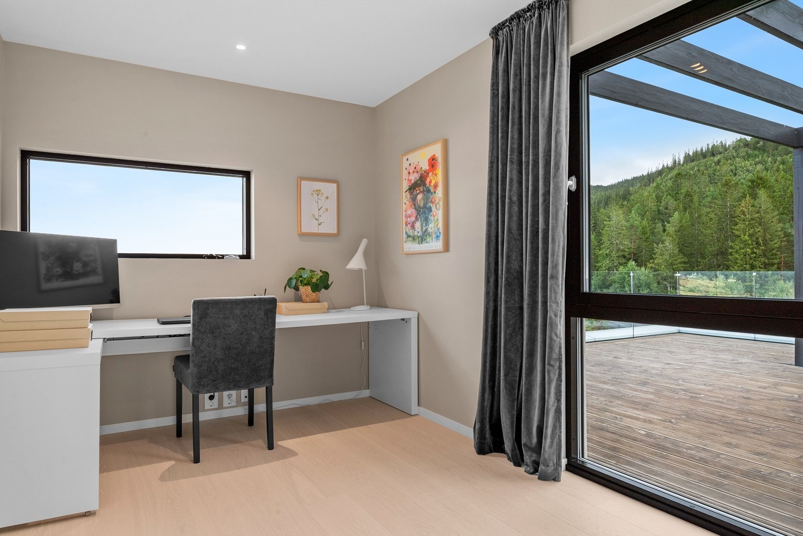 I loftsetasjen ligger også et lyst soverom på 8,5 kvm, med integrerte downlights - i dag innredet som kontor. Galleribilde