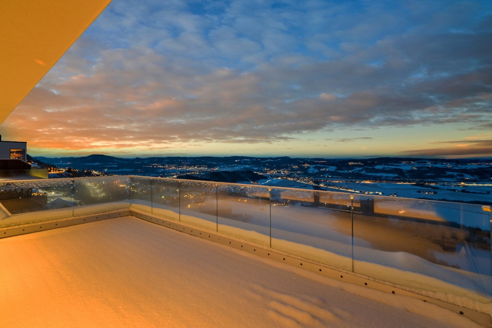 Fra stuen/kjøkkenet har man direkte utgang til en herlig solrik veranda på ca. 31 kvm. Galleribilde