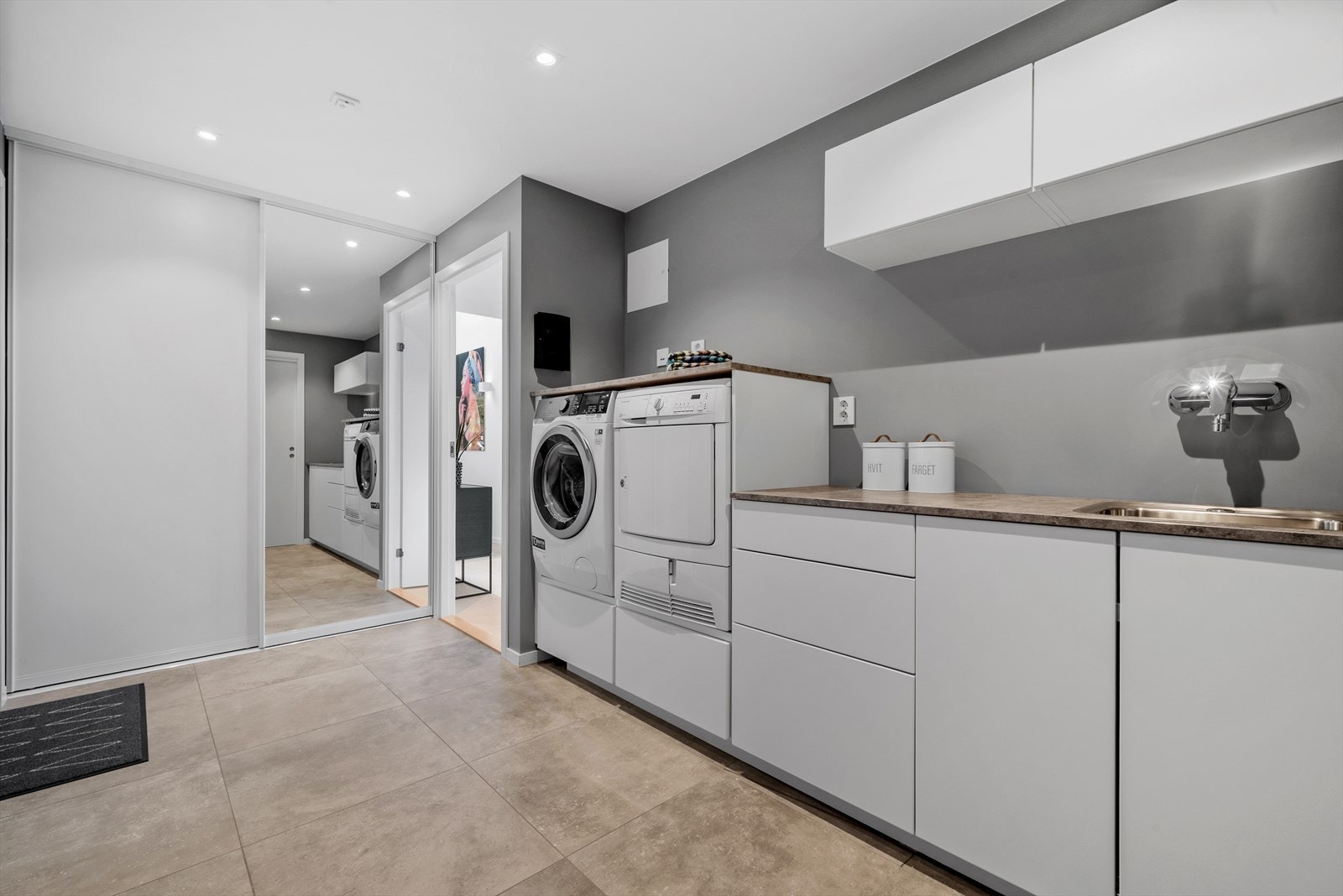 Videre får du et praktisk vaskerom på hele 9,5 kvm, som byr på godt med oppbevaringsplass, samt direkte utgang til garasjen. I bakkant av garasjen er det to boder, der den ene har vask. Galleribilde