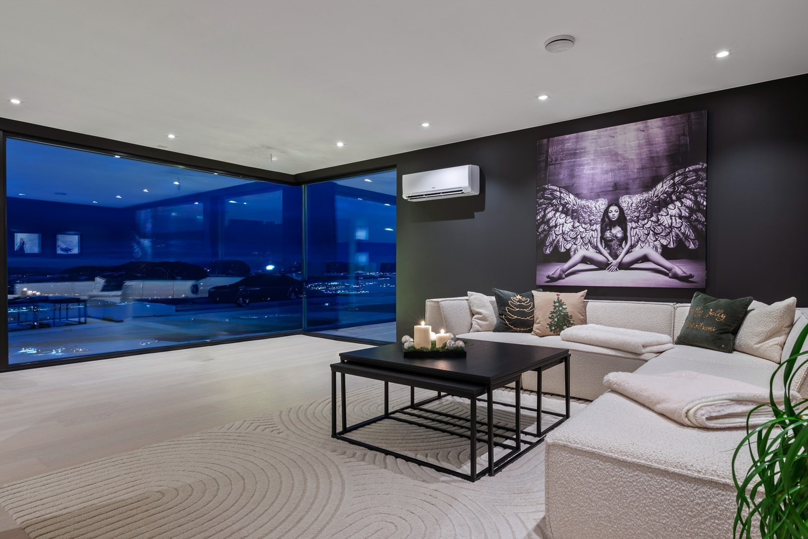 Det er installert 2 varmepumper i boligen, for en lun og energibesparende oppvarming. En i stuen og en i trappeløpet mellom planene. Galleribilde