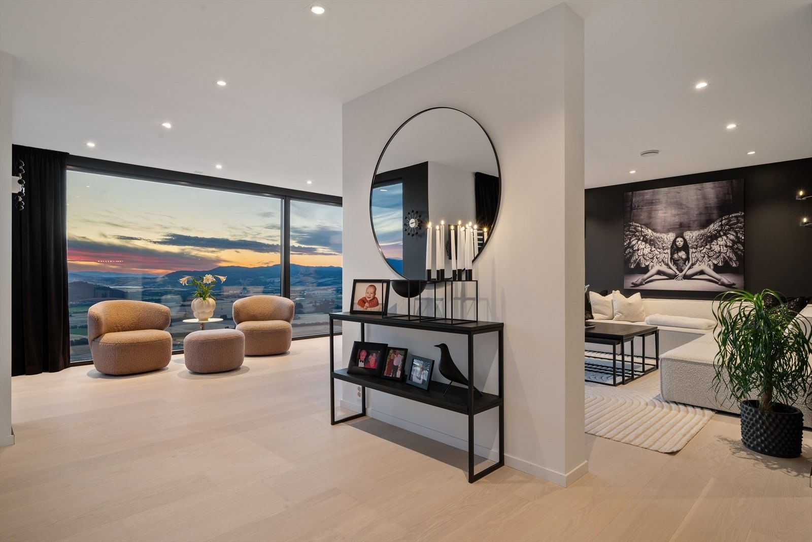 Den åpne stue- og kjøkkenløsningen strekker seg over imponerende 70 kvm! Man ser at det er vektlagt kvalitet i alle valg som er tatt i boligen. Galleribilde