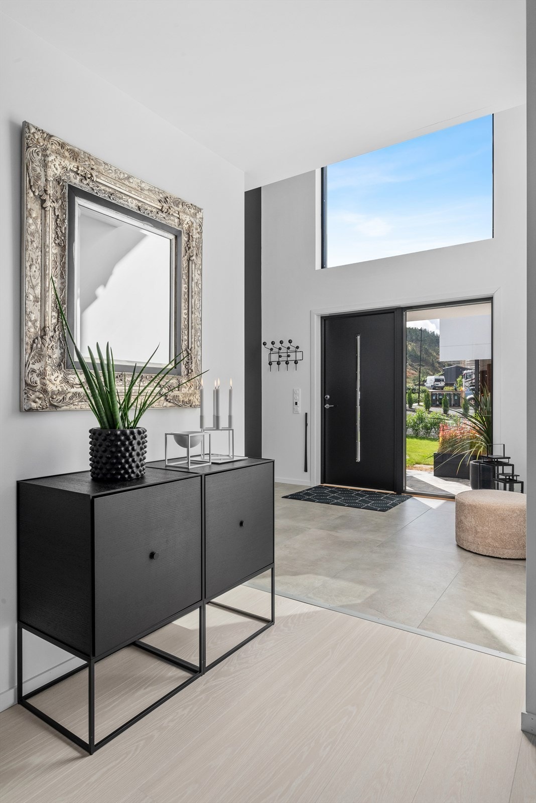 En lekker entré ønsker deg velkommen inn i boligen. Galleribilde