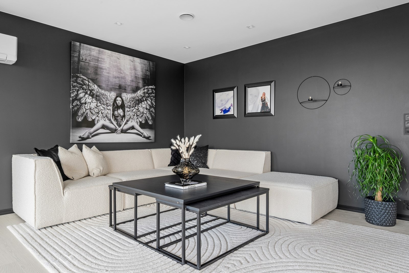 Boligen preges av et moderne, minimalistisk uttrykk med rene linjer og tidløs eleganse. Galleribilde