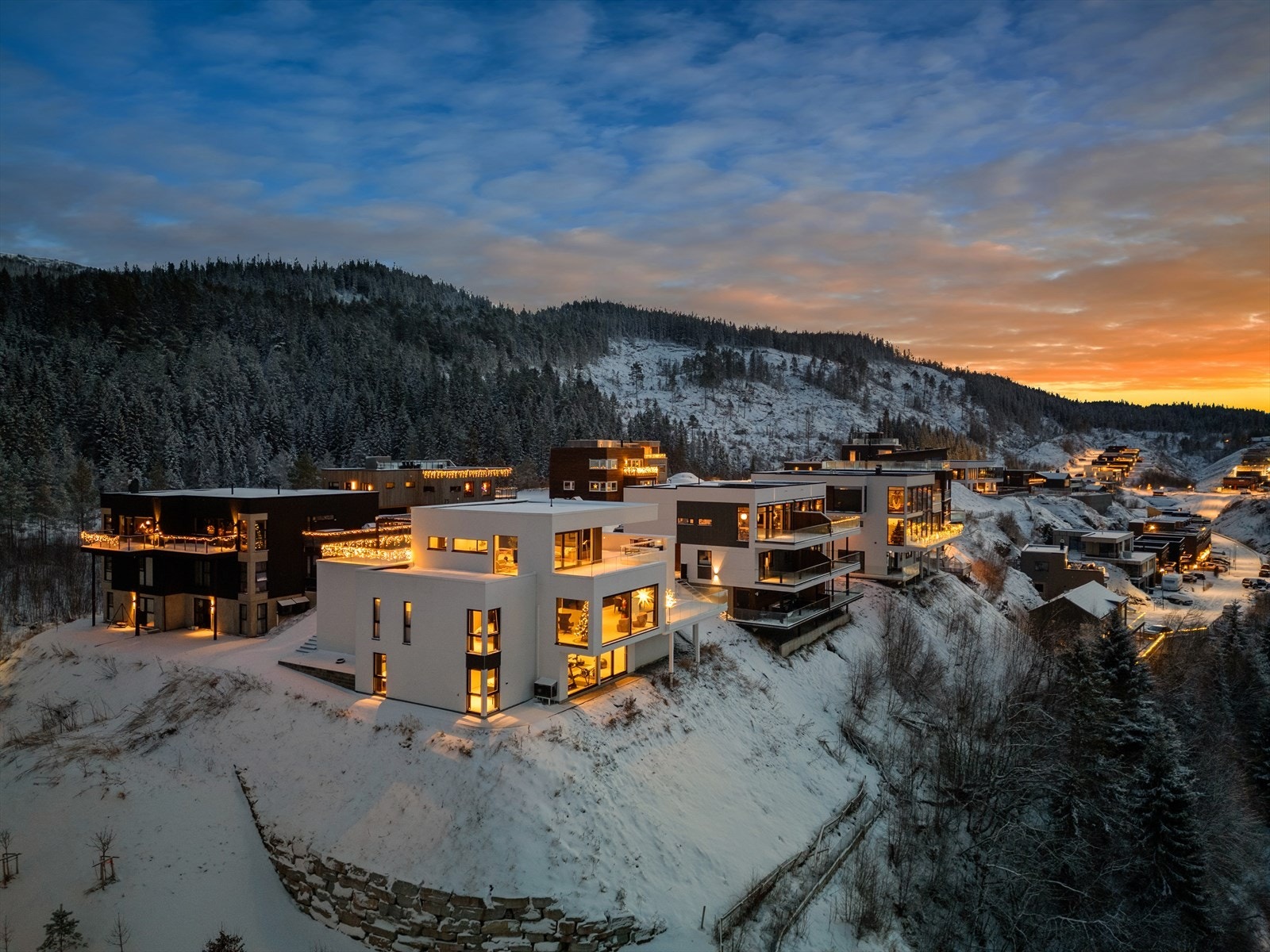 Her bor du på en unik hjørnetomt, innerst i blindvei. Eiendommen MÅ sees og oppleves! Galleribilde