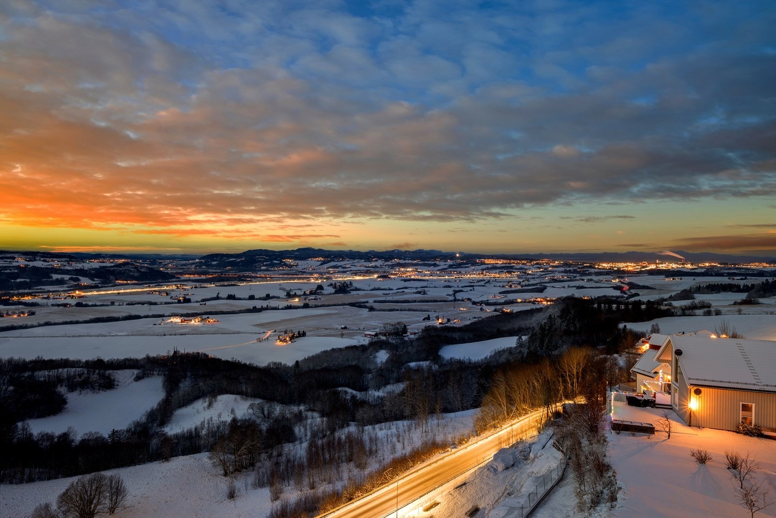 Fra eiendommen kan du nyte kveldssola til ca. kl. 23.30 på sommeren! Galleribilde