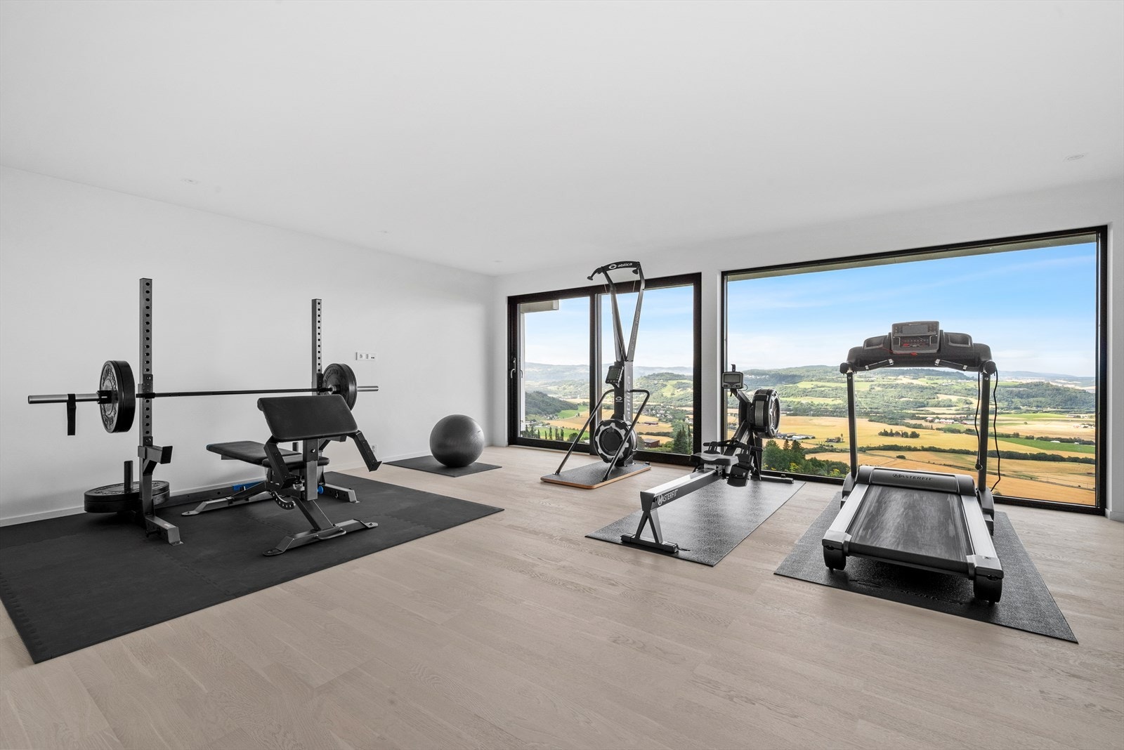 Et imponerende trimrom/disp.rom på 37 kvm, med store vindusflater som rammer inn den vakre utsikten. Fleksibelt rom som også kan innredes som ekstra stue eller aktivitetsrom. Galleribilde