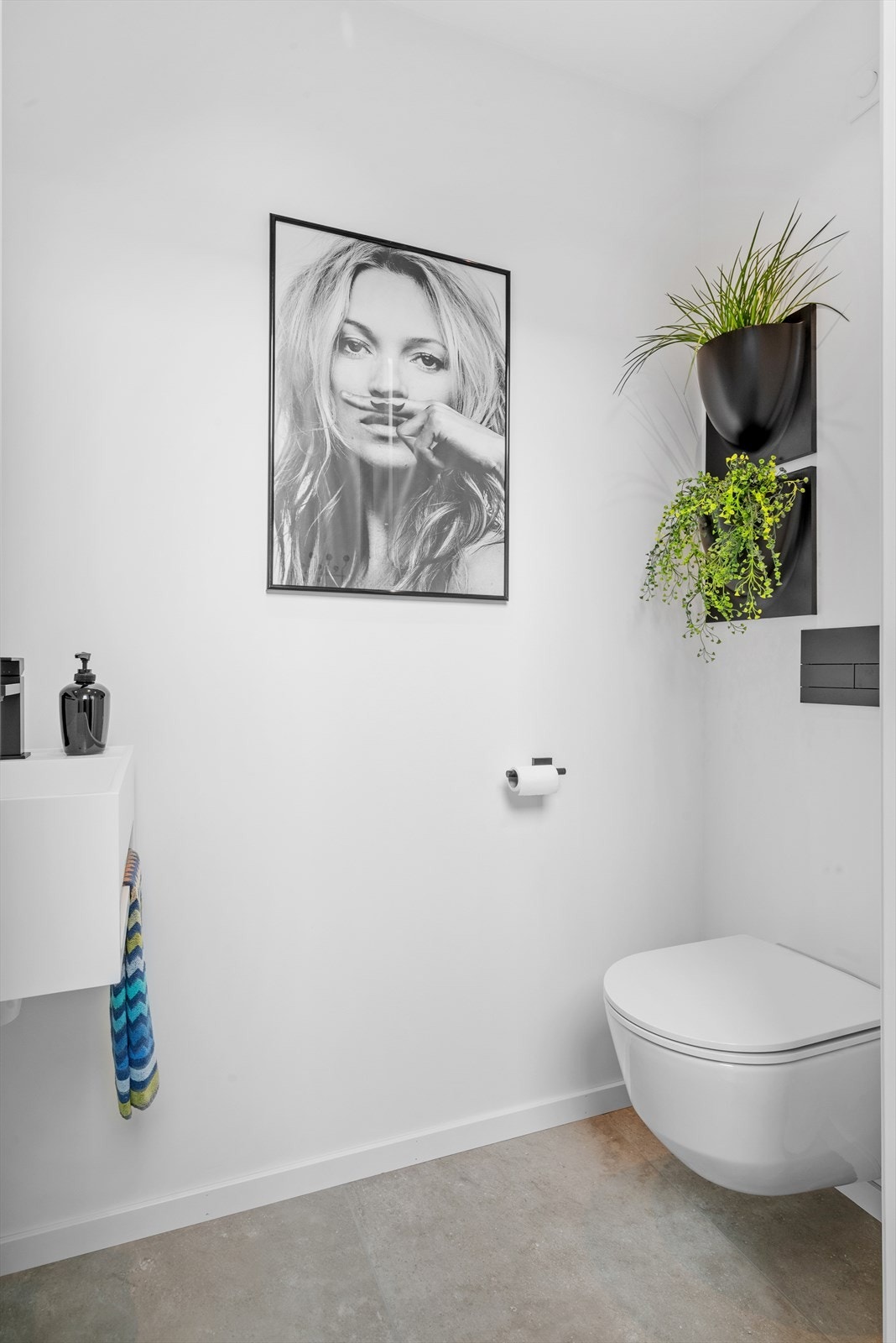 Moderne gjestetoalett på 1,5 kvm, med varmekabler og helhetlig flisvalg som matcher entré og vaskerom. Galleribilde