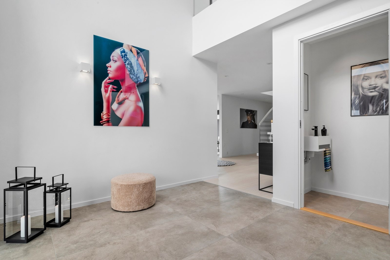 Velkommen inn i en stilfull entré på hele 10 kvm, med imponerende takhøyde og store fliser med varmekabler. Herfra har du også tilgang til gjestetoalettet. Galleribilde