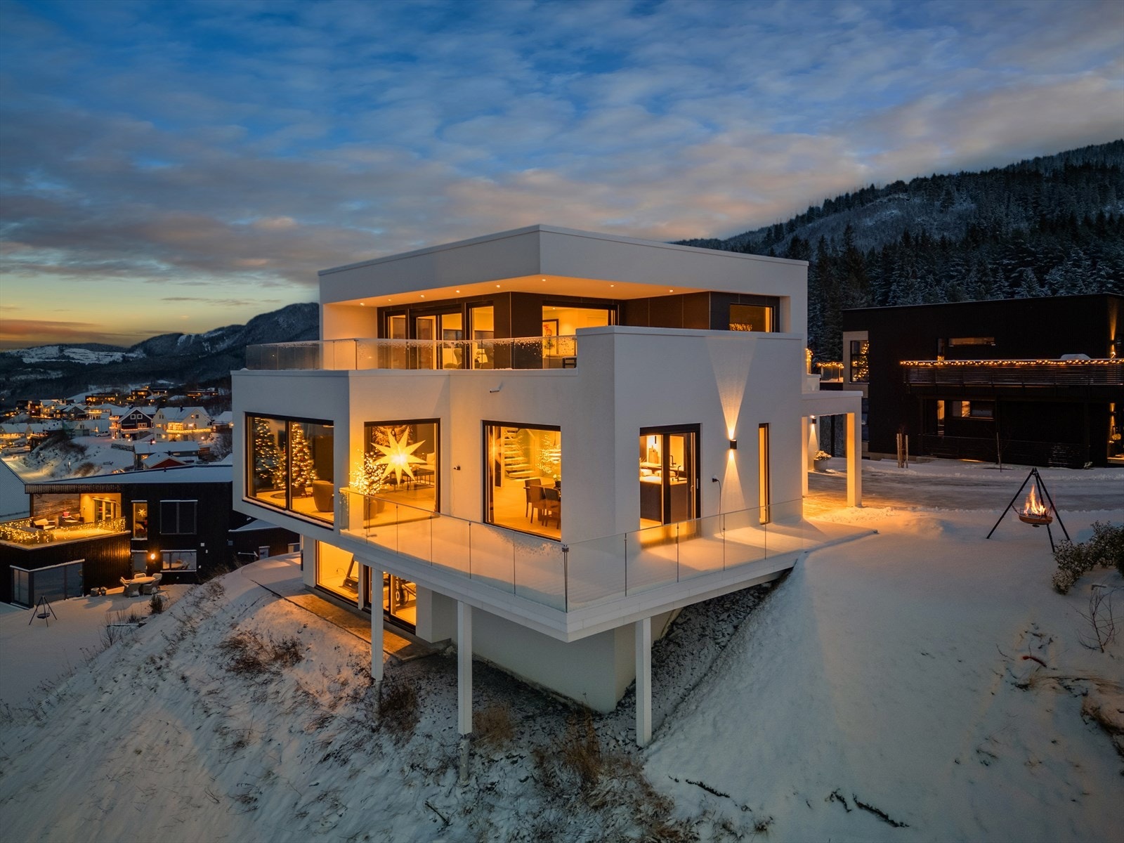 Ingenting i boligen er overlatt til tilfeldighetene, og boligen må oppleves live for at du virkelig skal skjønne hvor gjennomført den er. Velkommen til en trivelig visning! Galleribilde