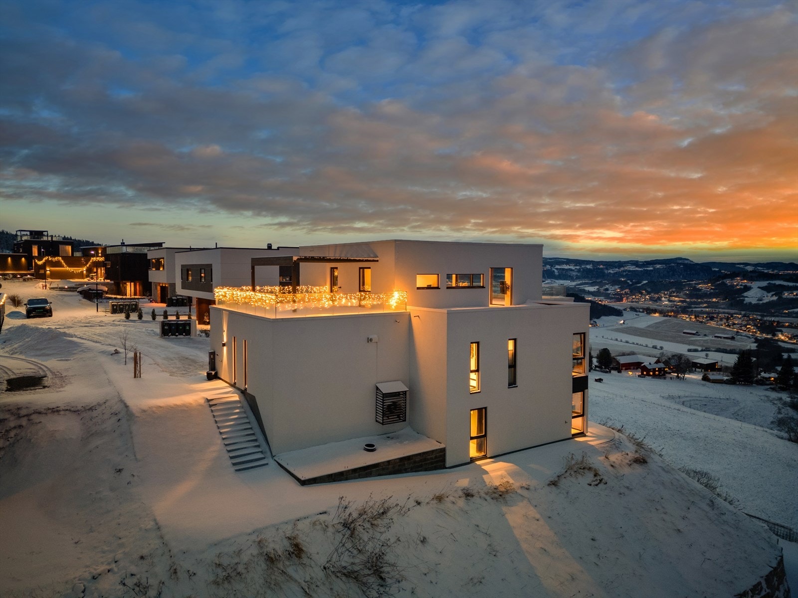 Det er kort vei til Løvset barnehage og Høyeggen barneskole. Det er etablert gang- og sykkelsti langs hele Løvsetvegen. Galleribilde