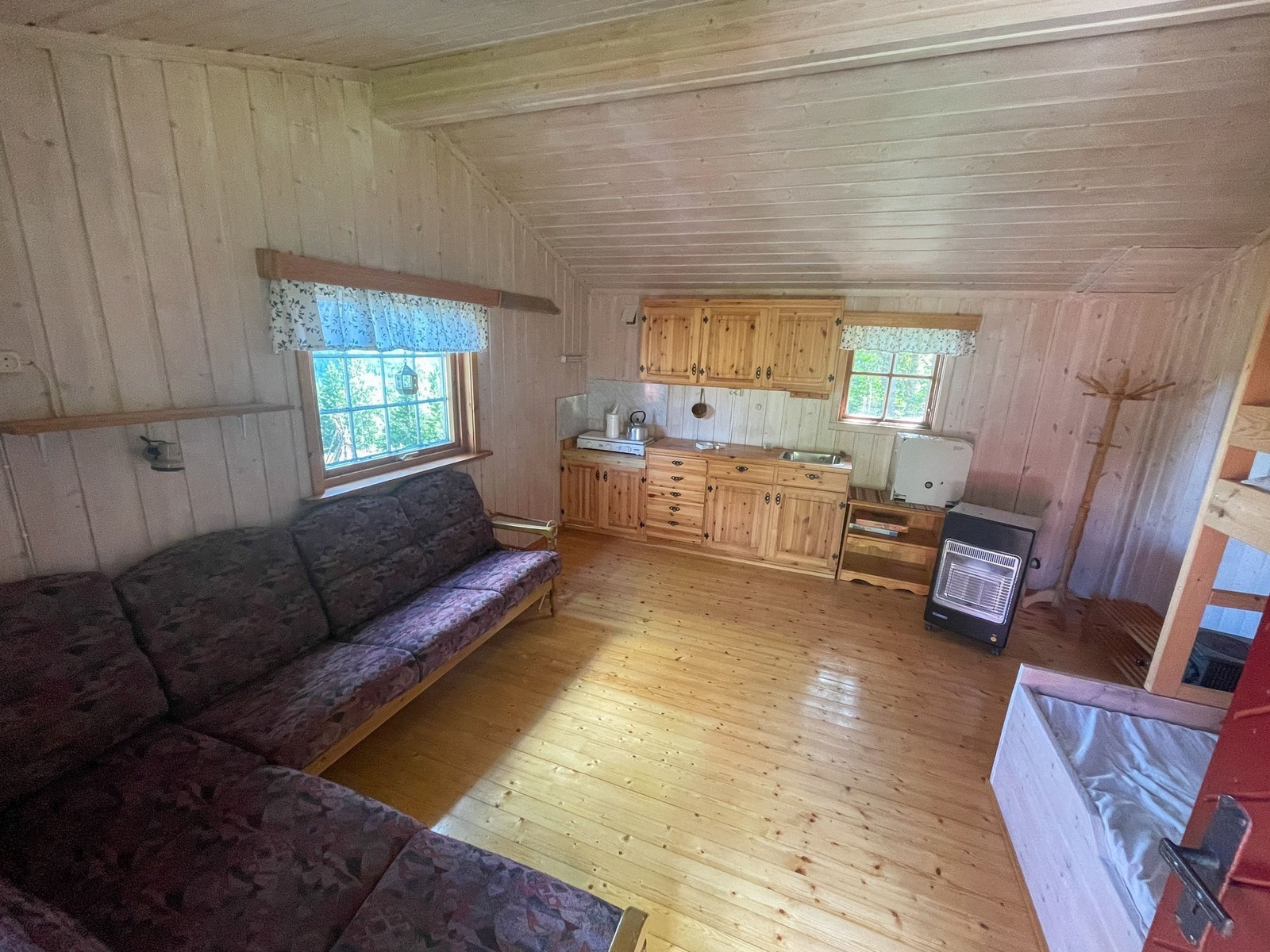 Gjestehytta sett fra inngangsdør. Galleribilde