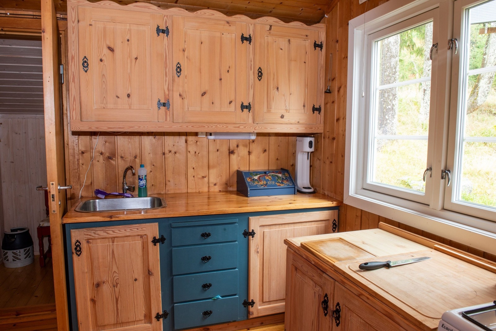 Mye lys slipper inn på kjøkkenet. Det ble gravd ned sommervann ved bygging fra brønn (ca 3 meter dyp) ovenfor tomten. Vann kom gjennom rørene for ca 10 år siden, men har ikke vært i bruk av oss. Galleribilde