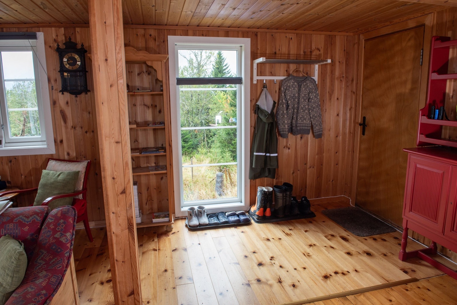 Vinduer mot sør slipper inn mye lys ved inngangsdøren. Galleribilde