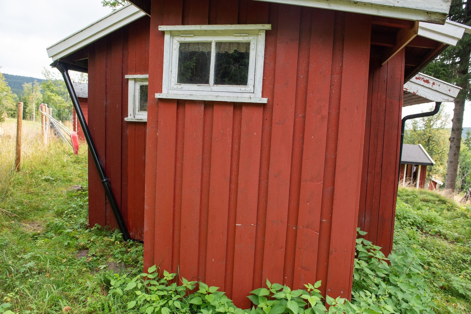 Utedo nærmest, så vedbod. Galleribilde