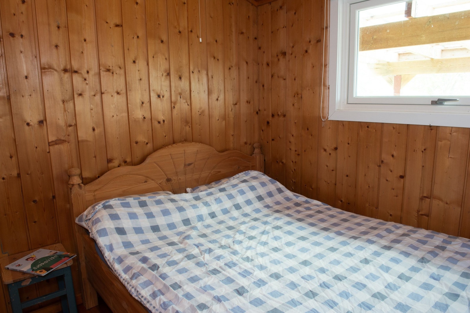 Hovedsoverom, midtstilles sengen er det plass å gå på begge sider. (sengen kommer noe i konflikt med døra som går innover i rommet. Galleribilde