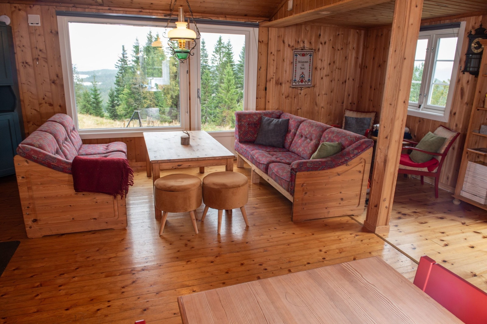 Romslig stue med utgang til delvis overbygd terrasse. Galleribilde