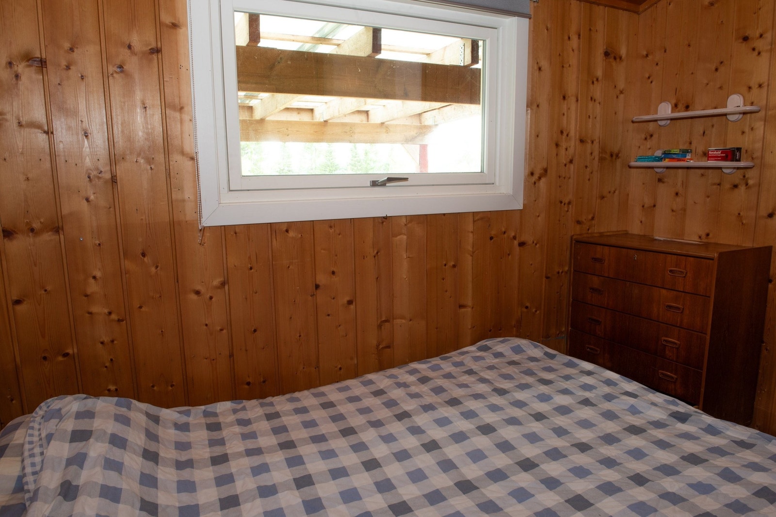 Hovedsoverom har plass til dobbeltseng med plass til å gå ved siden av når den midtstilles i rommet. Galleribilde