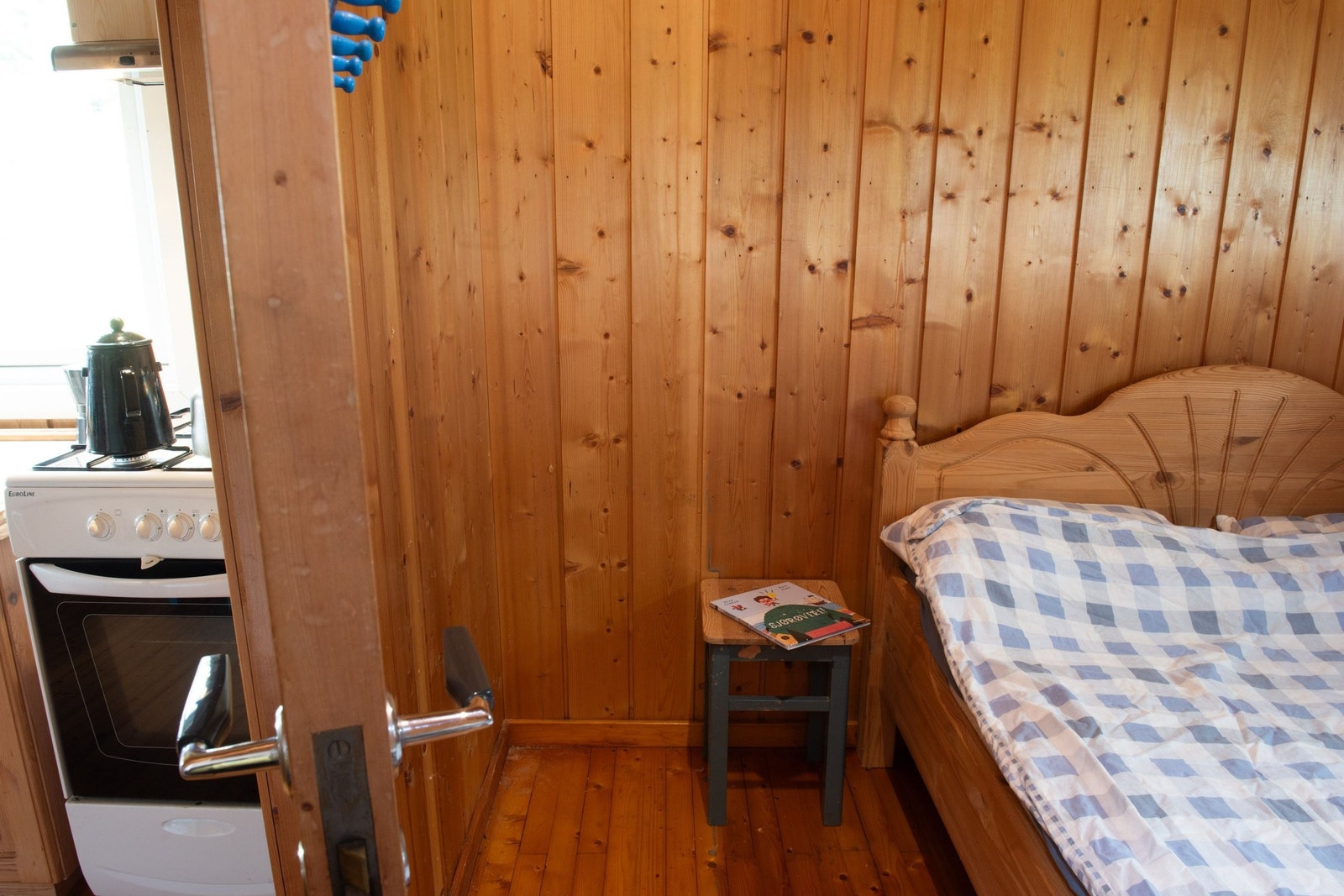 Romslig soverom med utgang til kjøkken. Galleribilde