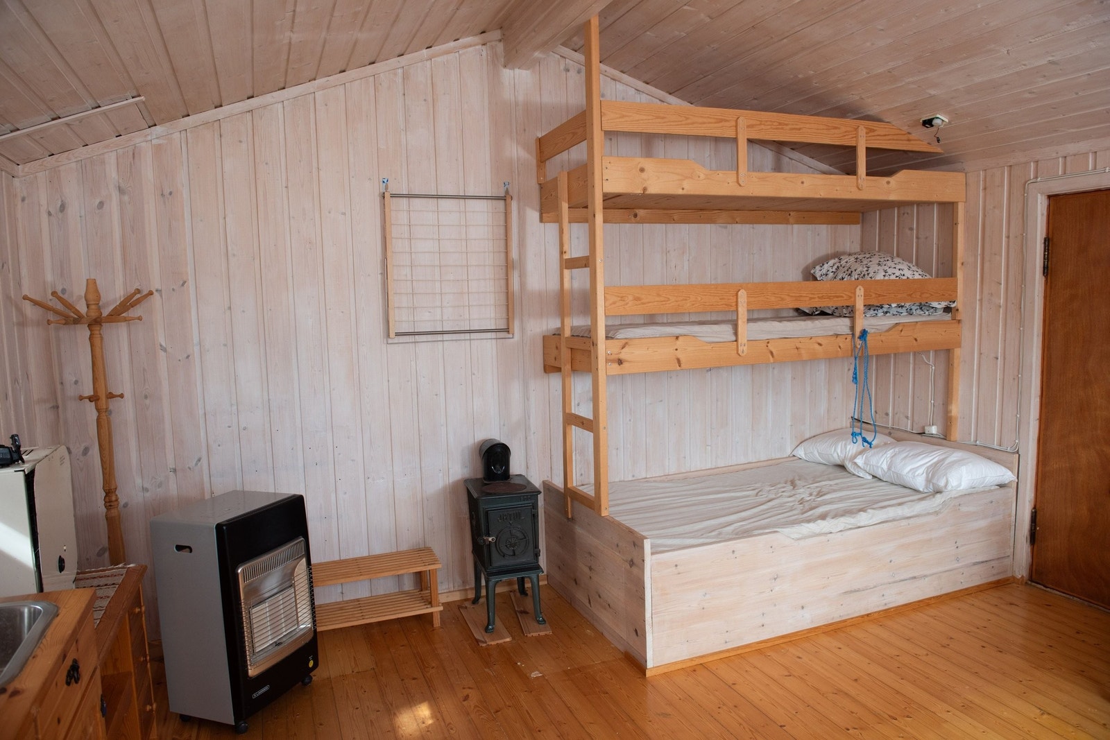 Tre etasjes køyeseng i gjestehytta. Jøtul vedovn står kun på oppbevaring. Ikke pipeløp i gjestehytta. Galleribilde
