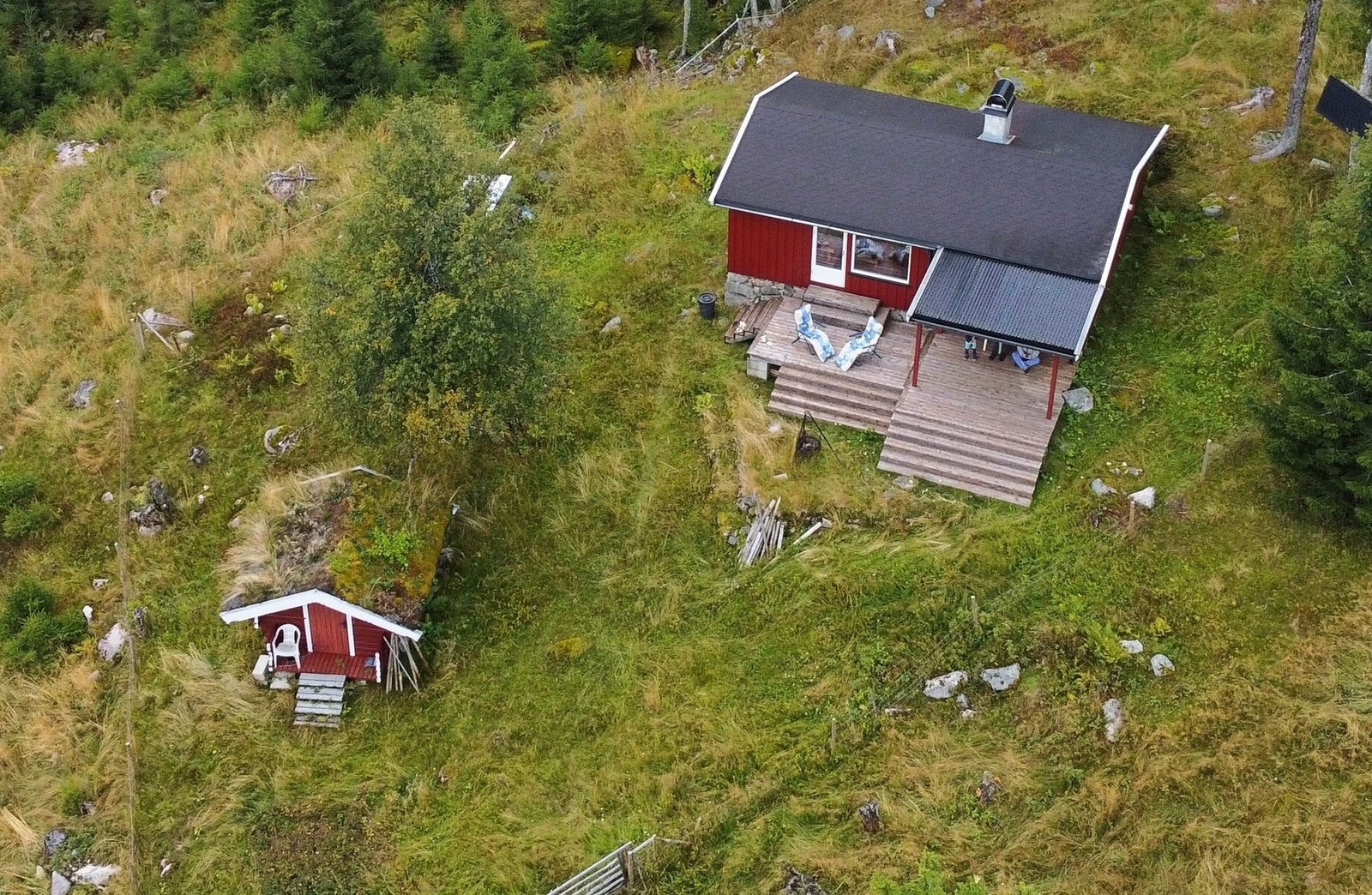Dronebilde av hytta og stabbur. Galleribilde