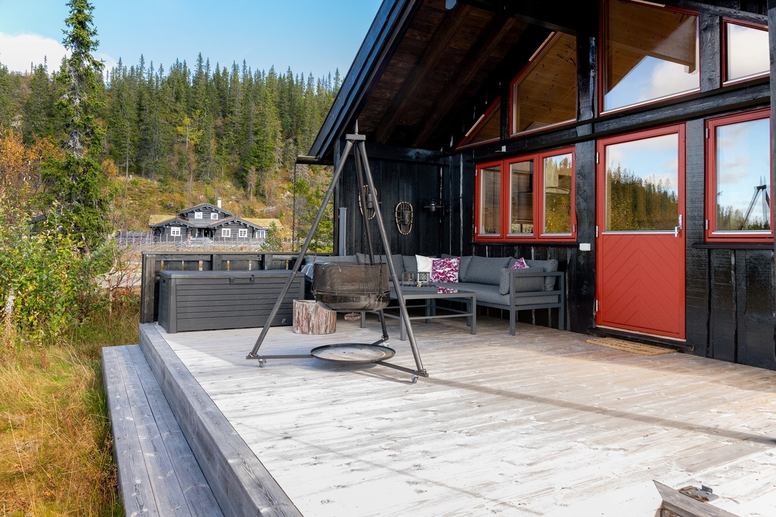 Lun og overbygget terrassekrok hvor man kan nyte solrike dager. Galleribilde