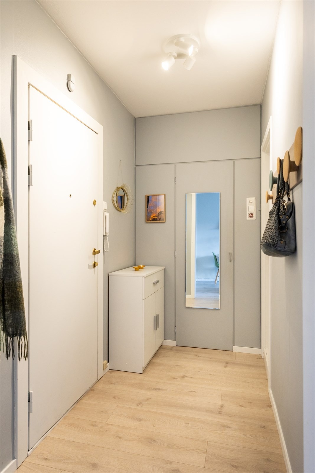 Entreen er romslig med gode oppbevaringsmuligheter for yttertøy og sko. Galleribilde