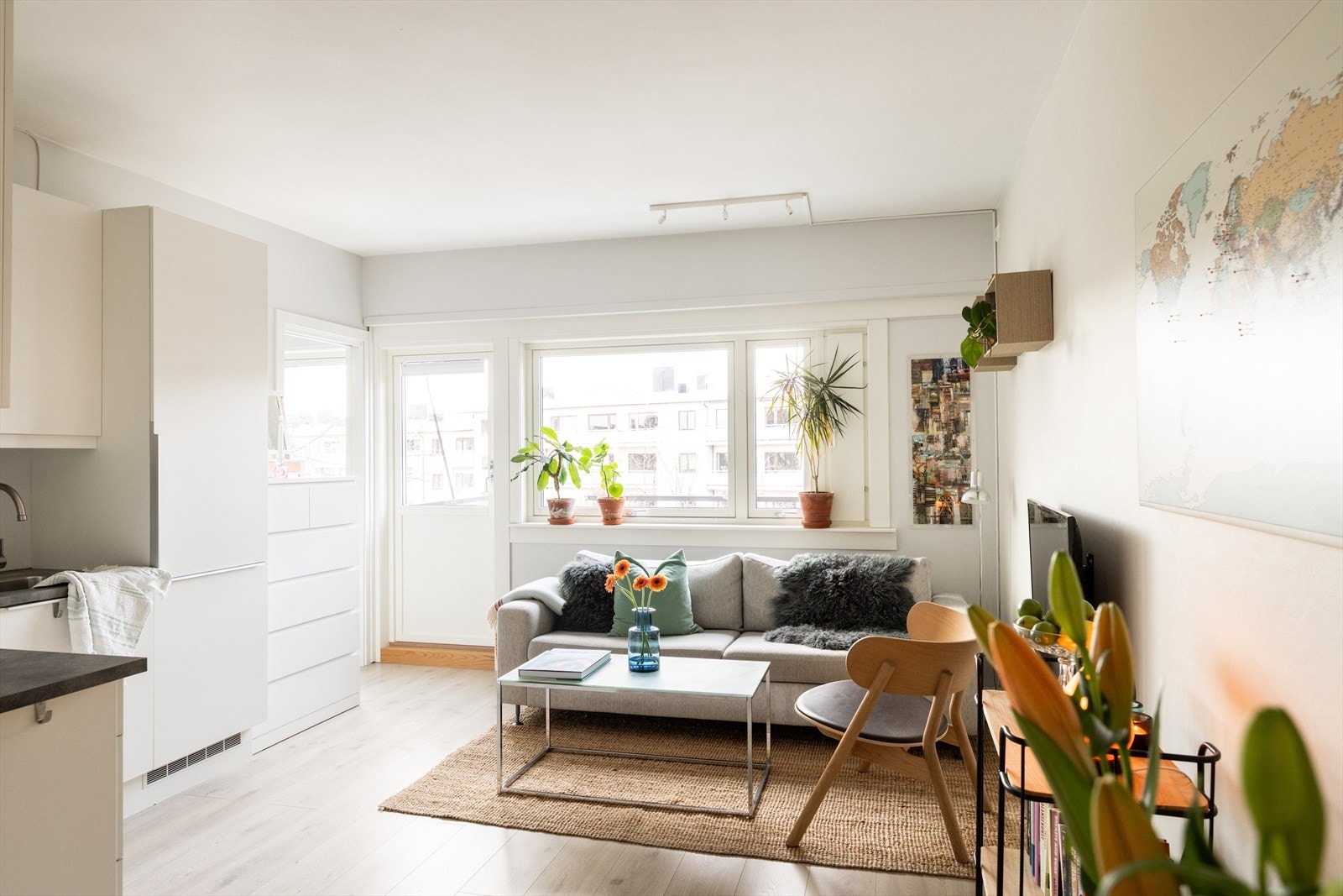 Leiligheten har en effektiv planløsning med entré, stue/kjøkken, soverom, bad, samt. en vestvendt balkong. Galleribilde