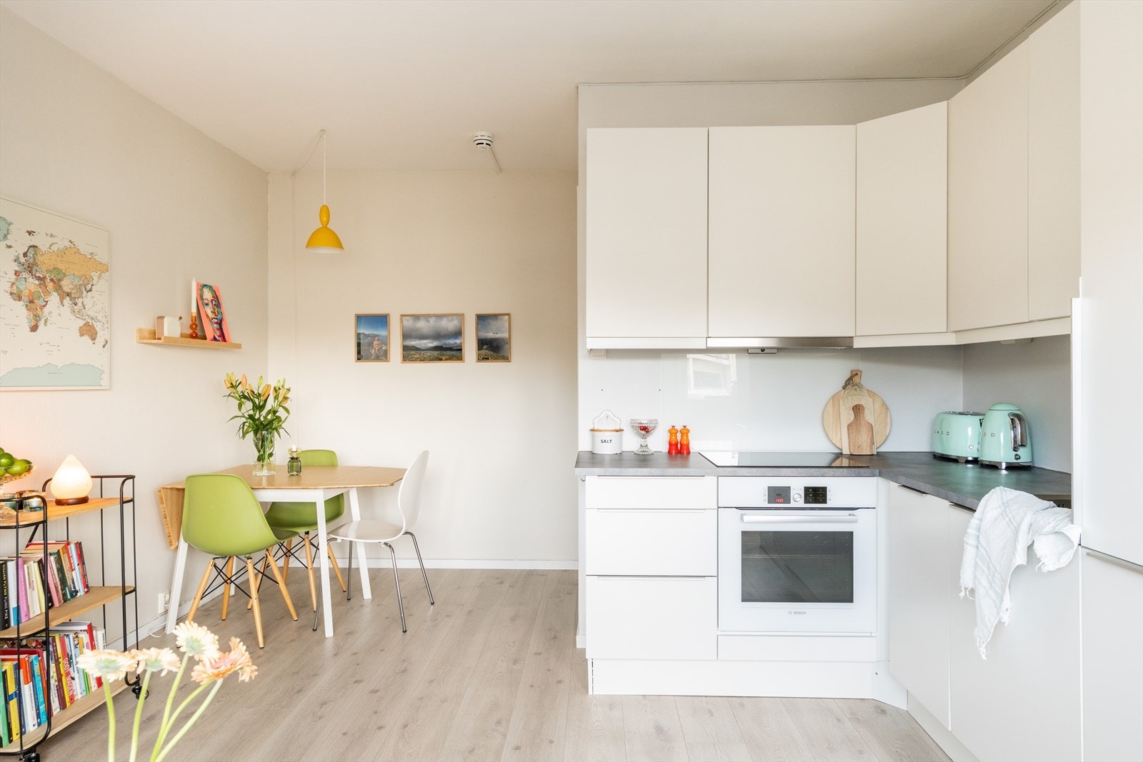 I overgangen mellom entré og oppholdsrom er det plass til spisebord. Galleribilde