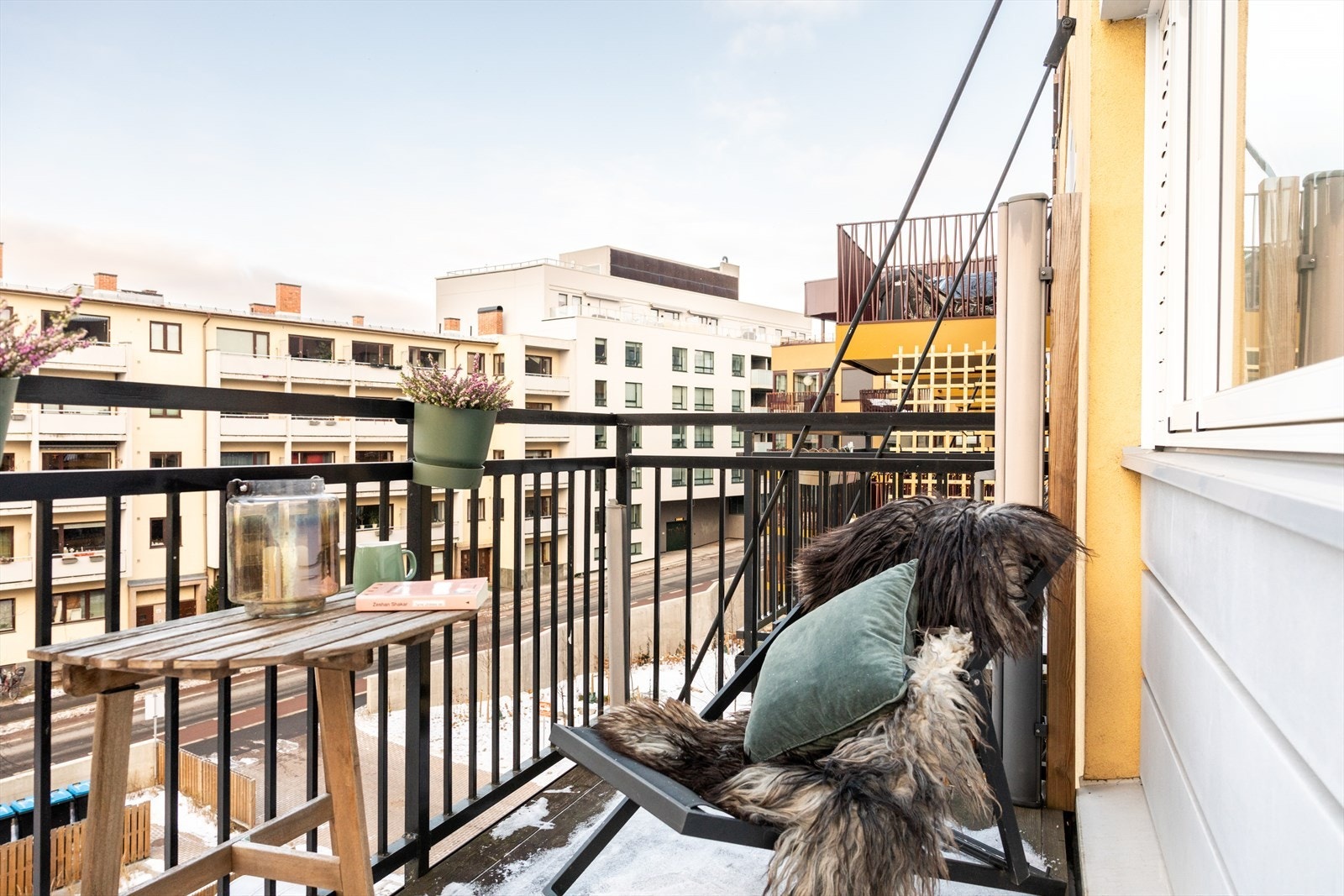 Det er plass til sittegruppe på balkongen. Galleribilde