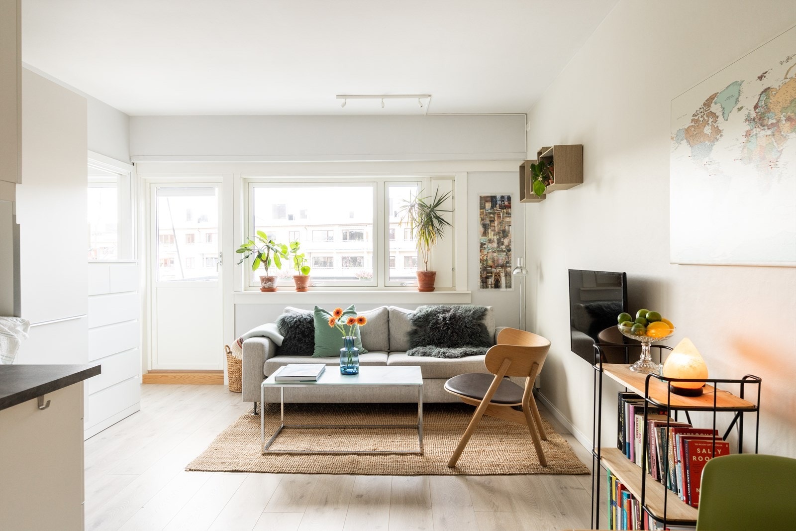 Velkommen til Trøndergata 8 - en lys og smart toppleilighet med sentral, men rolig beliggenhet. Foto: Pontus Holmenäs, v./BA Boligfoto. Galleribilde