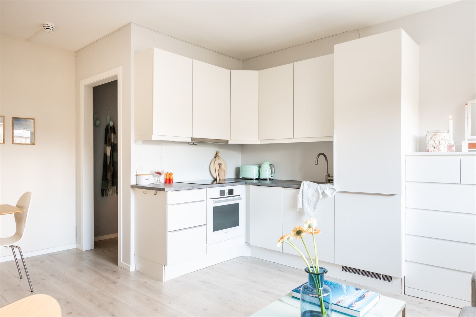 Integrerte hvitevarer bestående av oppvaskmaskin, komfyr/platetopp og kjøl-/fryseskap. Galleribilde