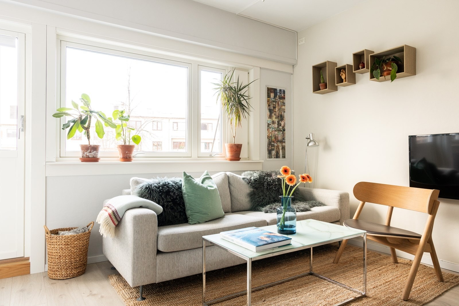 I stuen er det plass til både sofagruppe og spisebord. Galleribilde