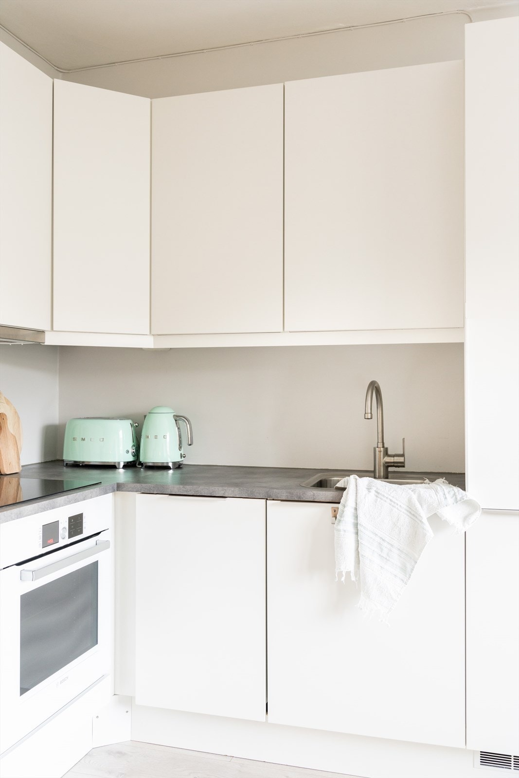 Det er mekanisk avtrekk med kullfilter samt. komfyrvakt og lekkasjesikring. Galleribilde