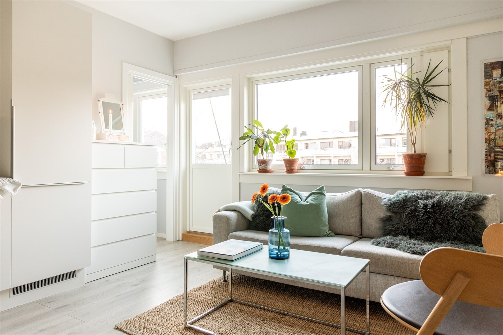 Store vindusflater som sørger for rikelig med naturlig lys. Galleribilde