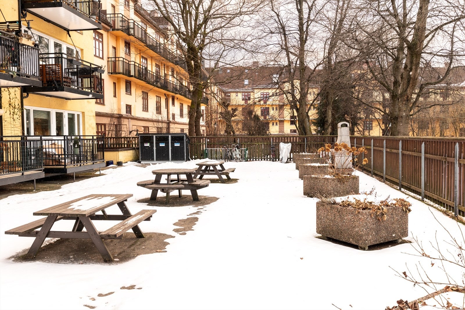 Borettslaget her fine uteområder med sittegrupper og beplantning. Galleribilde