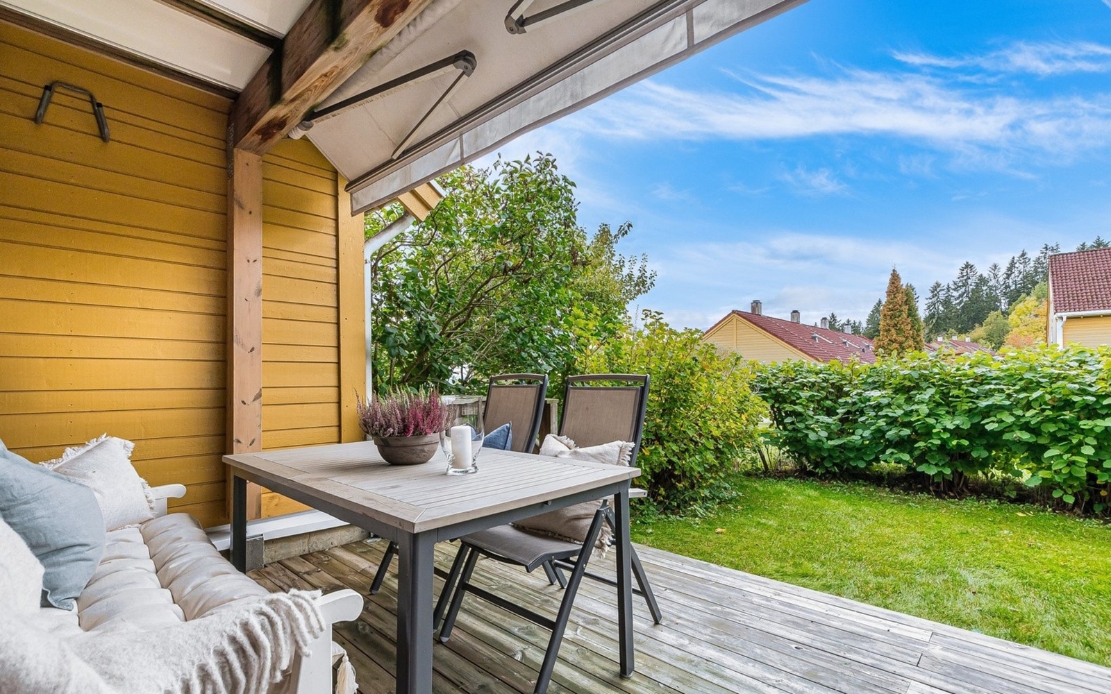 Terrassen vender mot sydvest og har utmerkede solforhold. Galleribilde