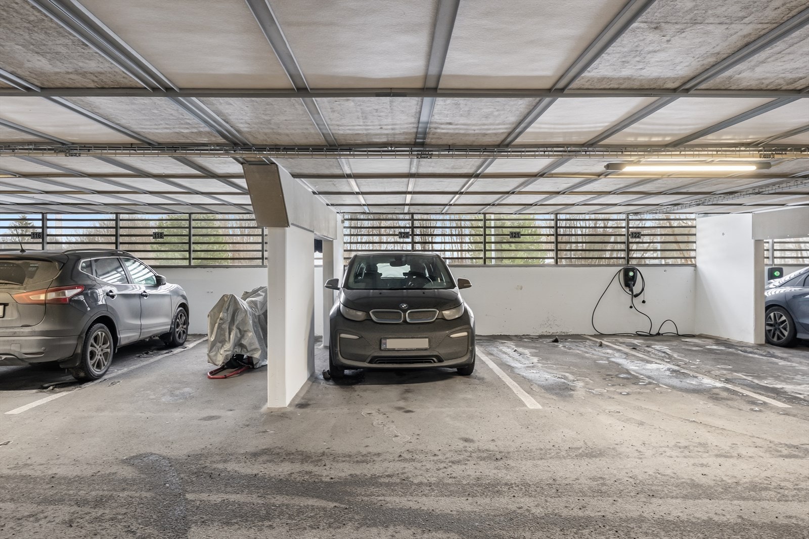 Garasjeplass med lader. Galleribilde