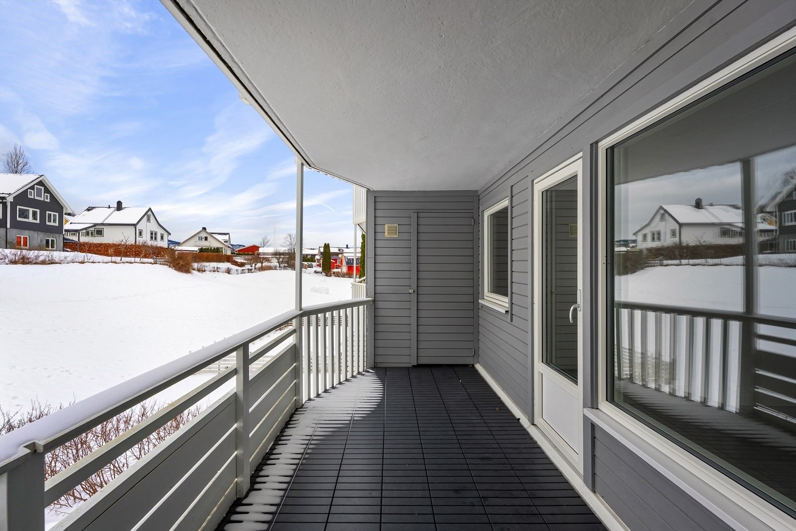 Fra stuen er det utgang til vestvendt balkong med ettermiddagssol fra ca. kl. 15.00. Galleribilde