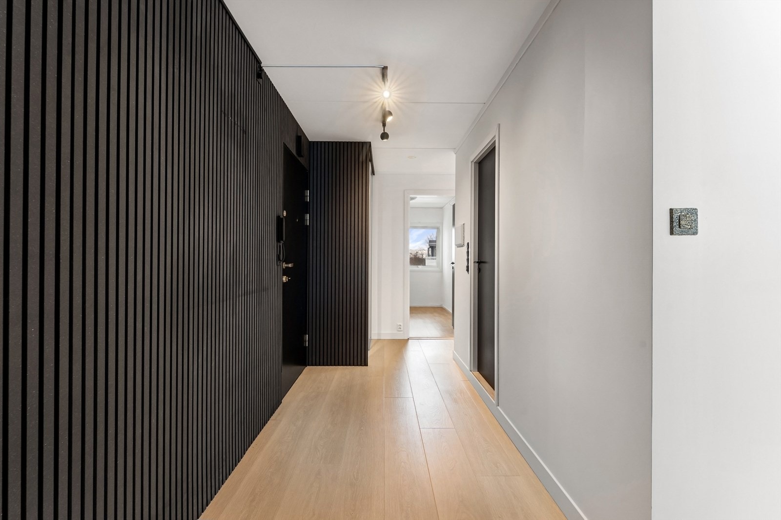 Entré med spilevegg og skyvedørsgarderobe med speilfronter. Galleribilde