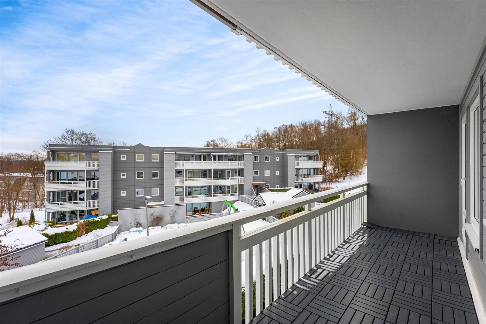 Utsyn mot sameiets fellesområder med bl.a. lekeplass. Galleribilde