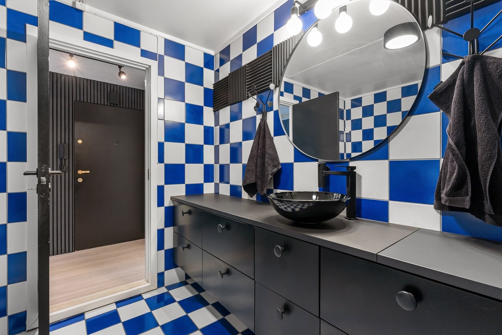 I 2022 ble planløsningen endret, og det ble installert nye skuffer og skap, ny servant og armatur, nye dusjvegger og armatur. Galleribilde