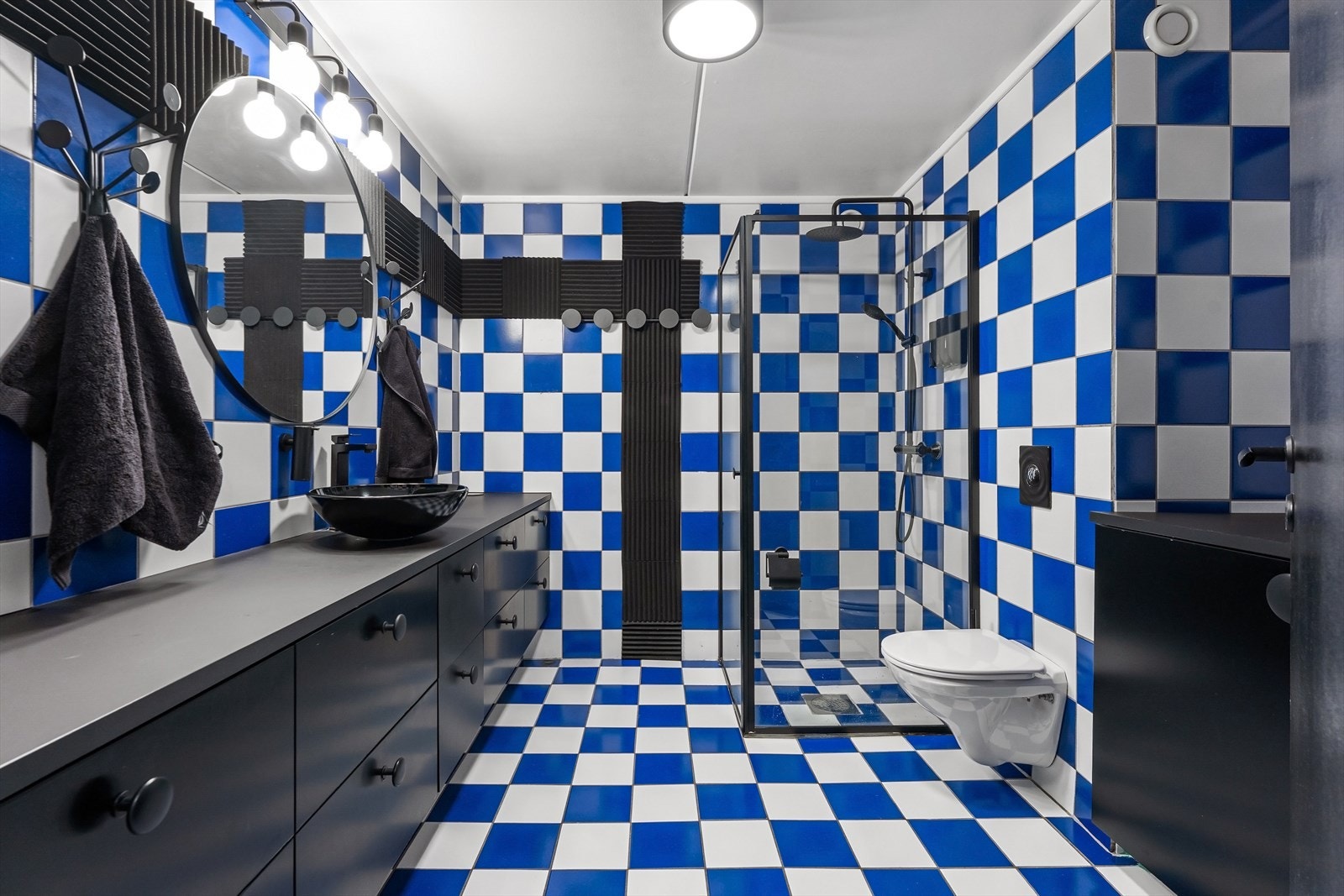 Badet er bygget om ved at et separat toalettrom ble revet for å gi plass til et større bad. Galleribilde