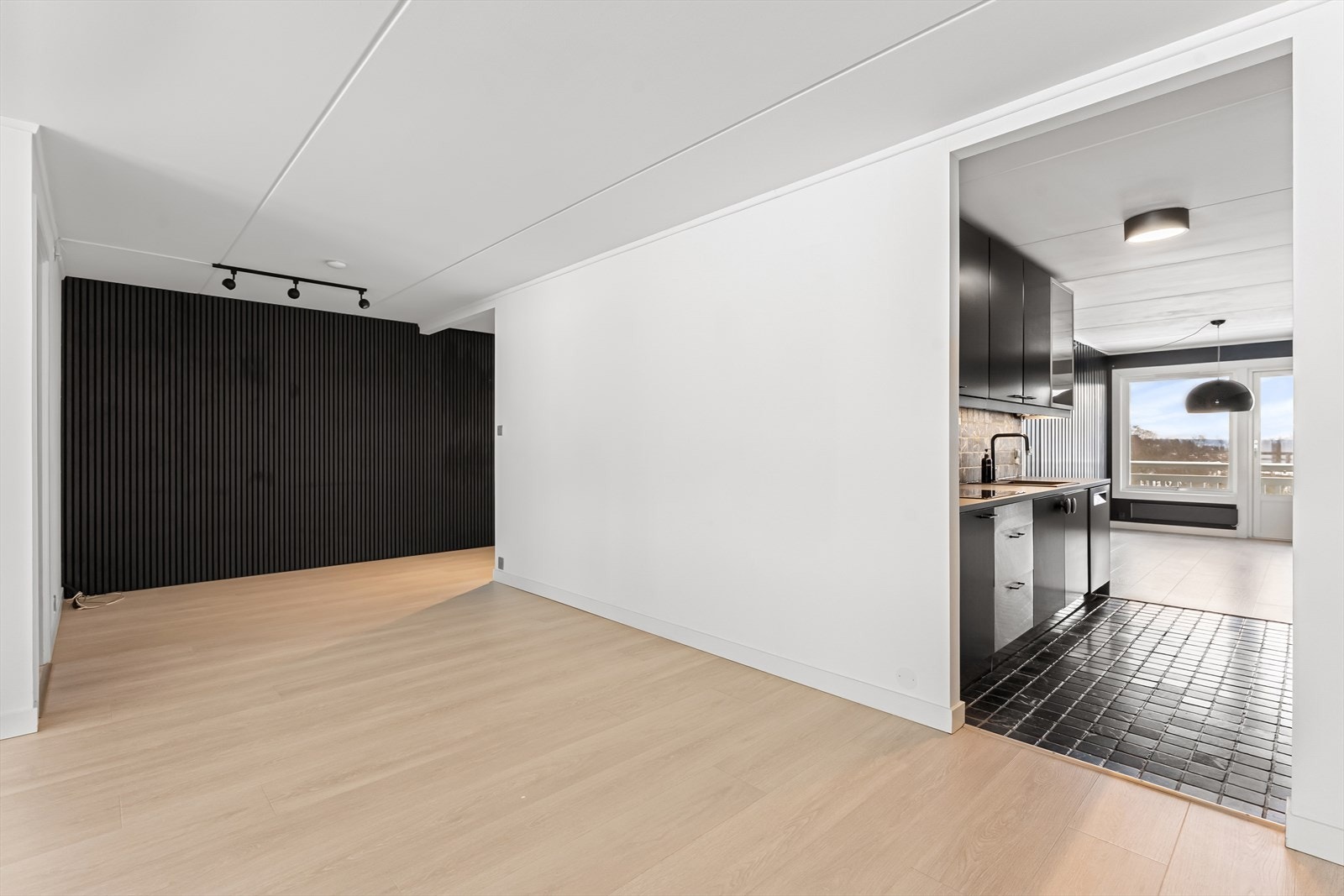 Delvis åpen løsning mot kjøkkenet. Galleribilde