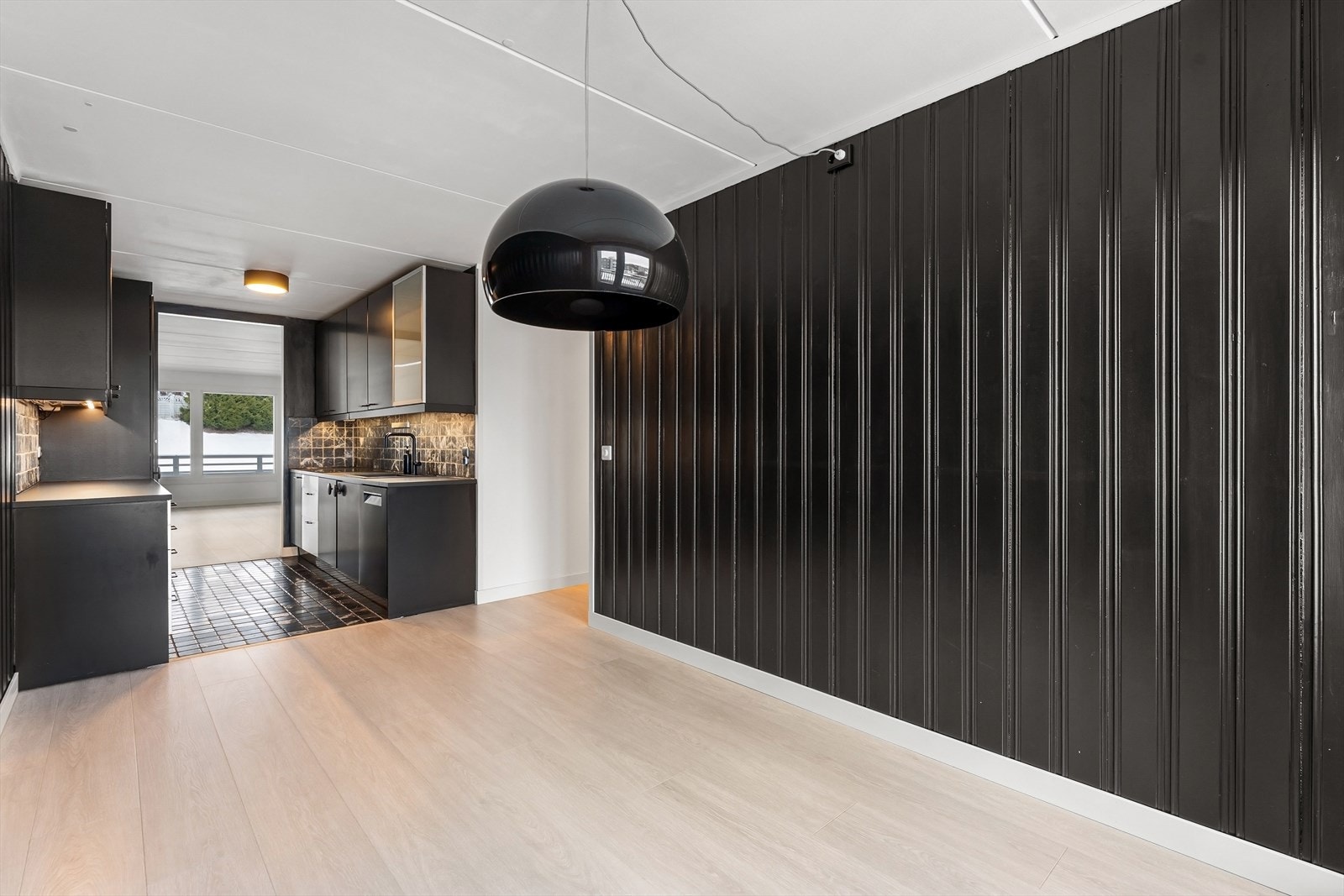 God flyt mellom sonene. Galleribilde