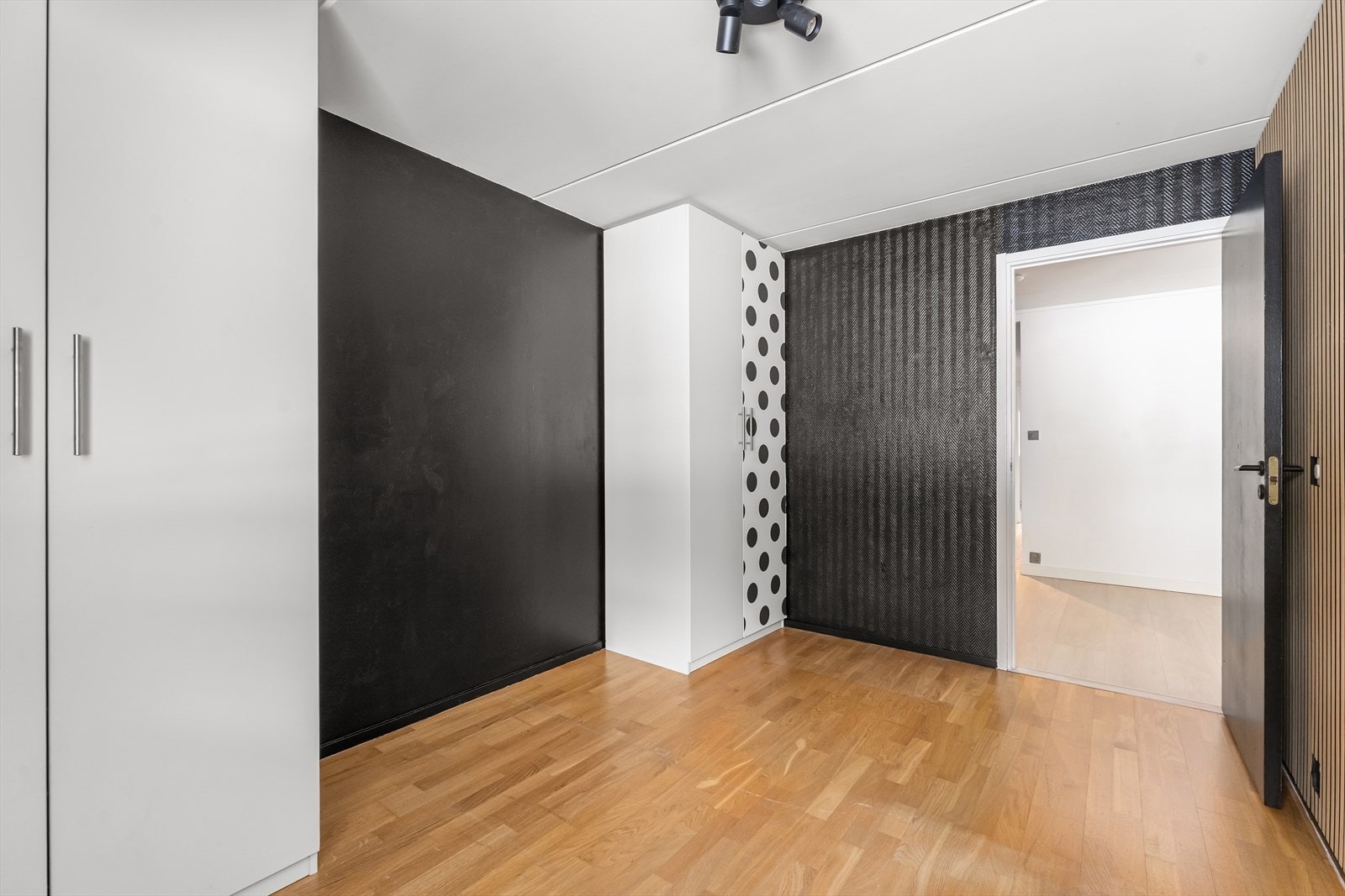 Leiligheten inneholder totalt tre soverom. Galleribilde