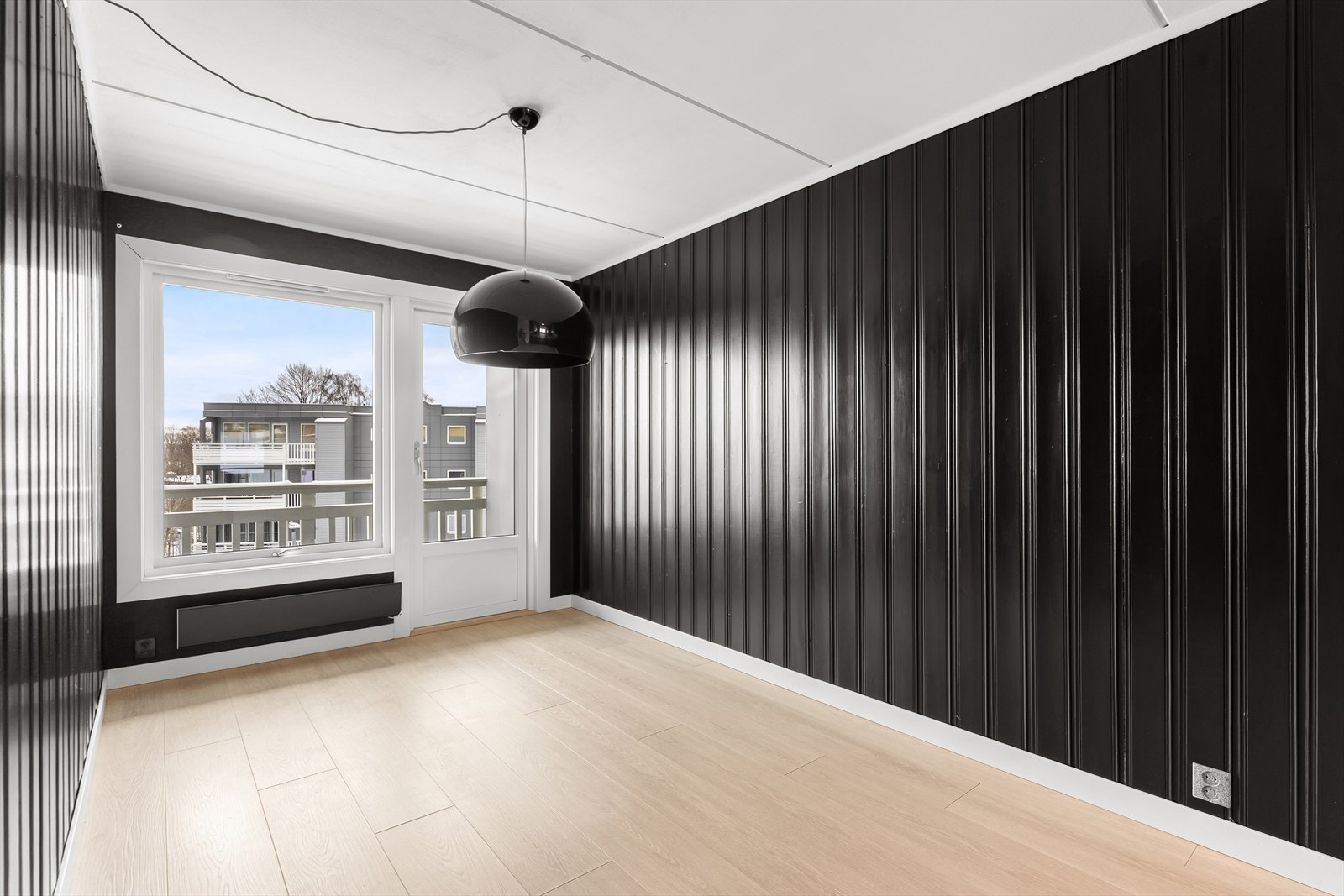 Spisestuen ligger i forlengelse av kjøkkenet med plass til stort spisebord. Galleribilde