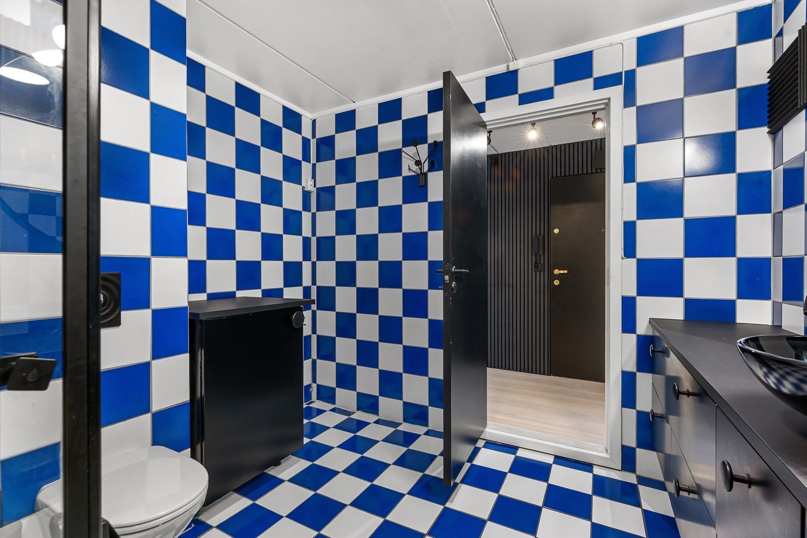 Opplegg for vaskemaskin og tørketrommel på badet. Galleribilde