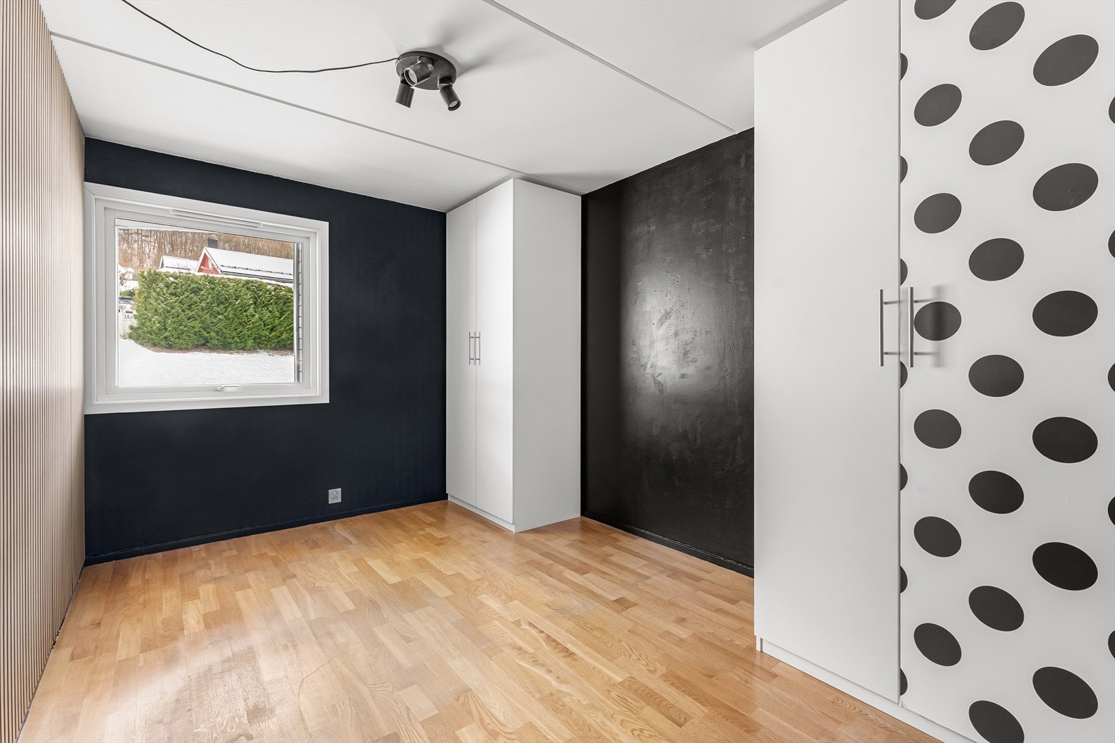 Hovedsoverom med garderobeskap og kontrastvegg med spiler. Galleribilde