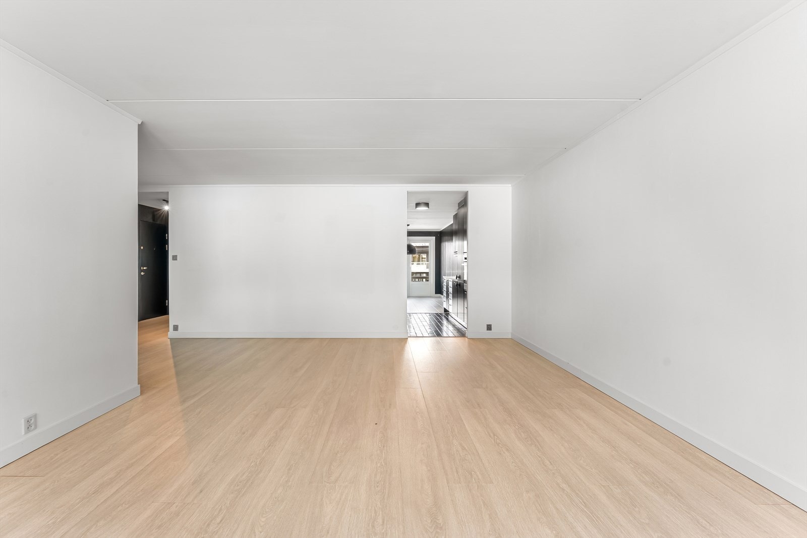 Nytt gulv og gulvlister i stue, gang og kjøkken i 2023. Galleribilde