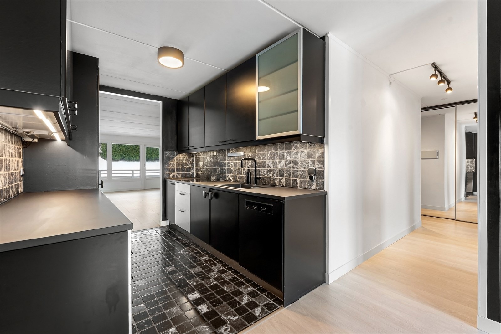 Kjøkkenet er utstyrt med kjøl/fryseskap, oppvaskmaskin, induksjonstopp og stekeovn. Galleribilde